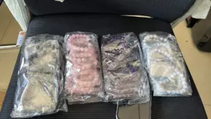 Партия браслетов и бижутерии перед белой доставкой из Китая